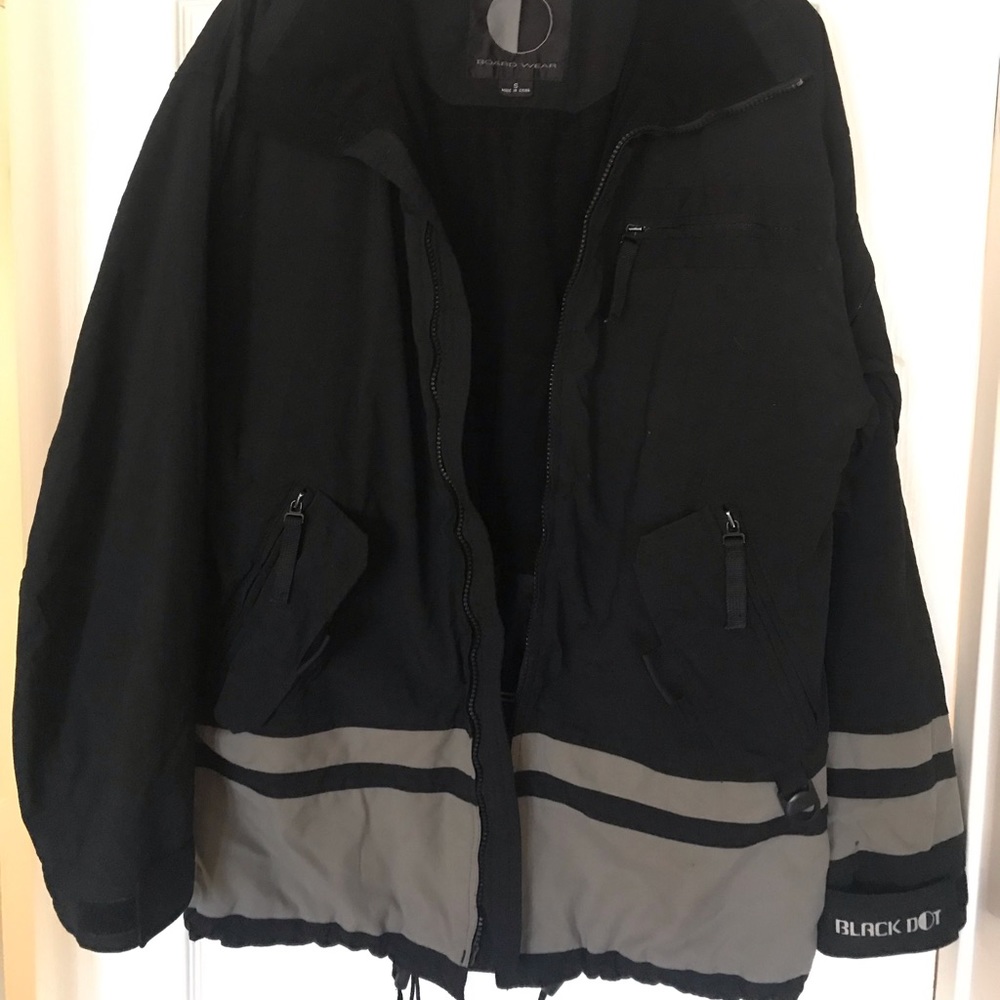 “Black Dot”Board Wear Snowboarding jacket, men’s size small-(Needs new zipper)